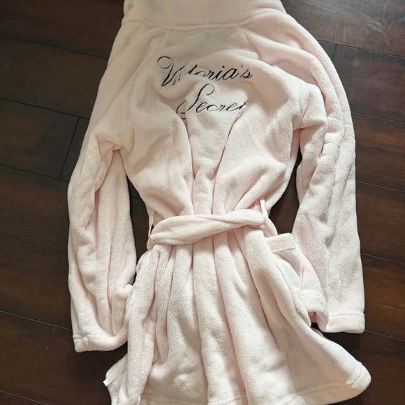 Victoria's Secret Other - Victoria's Secret Pink Plush Robe new